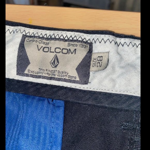 Men's size 28 black volcom shorts - Picture 3 of 3